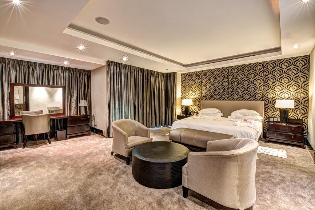Royal Marang Hotel Phokeng ห้อง รูปภาพ A bedroom at the Taj Mahal Palace
