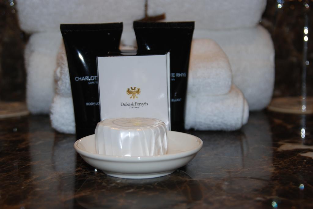 Royal Marang Hotel Phokeng ห้อง รูปภาพ Charlot toiletries